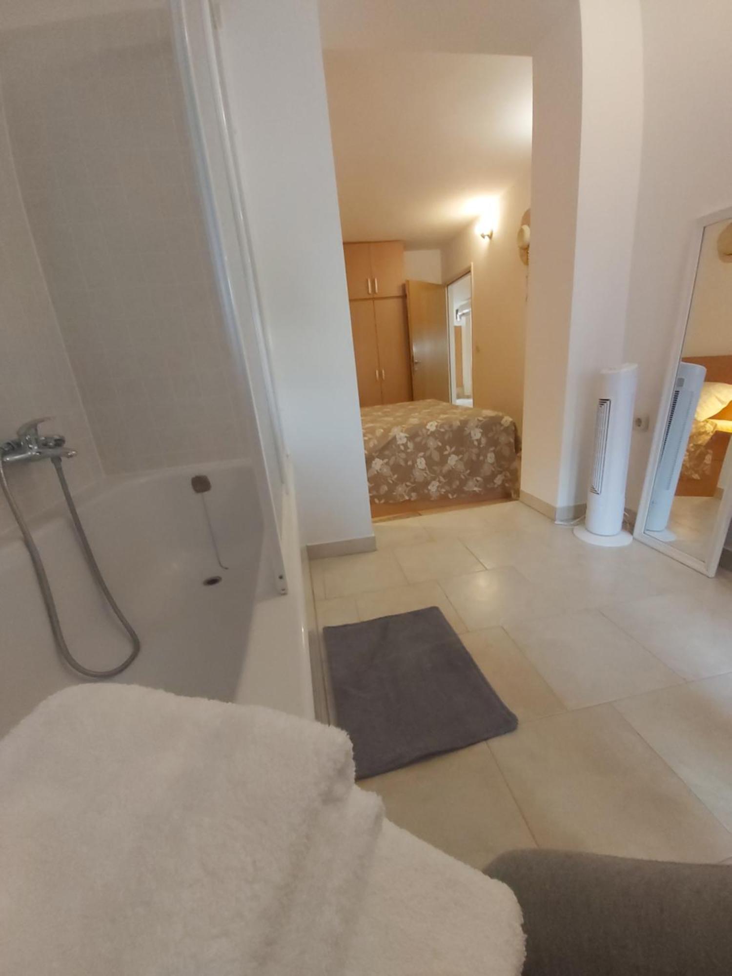 Apartman Luce With Shared Pool Zadar Eksteriør bilde