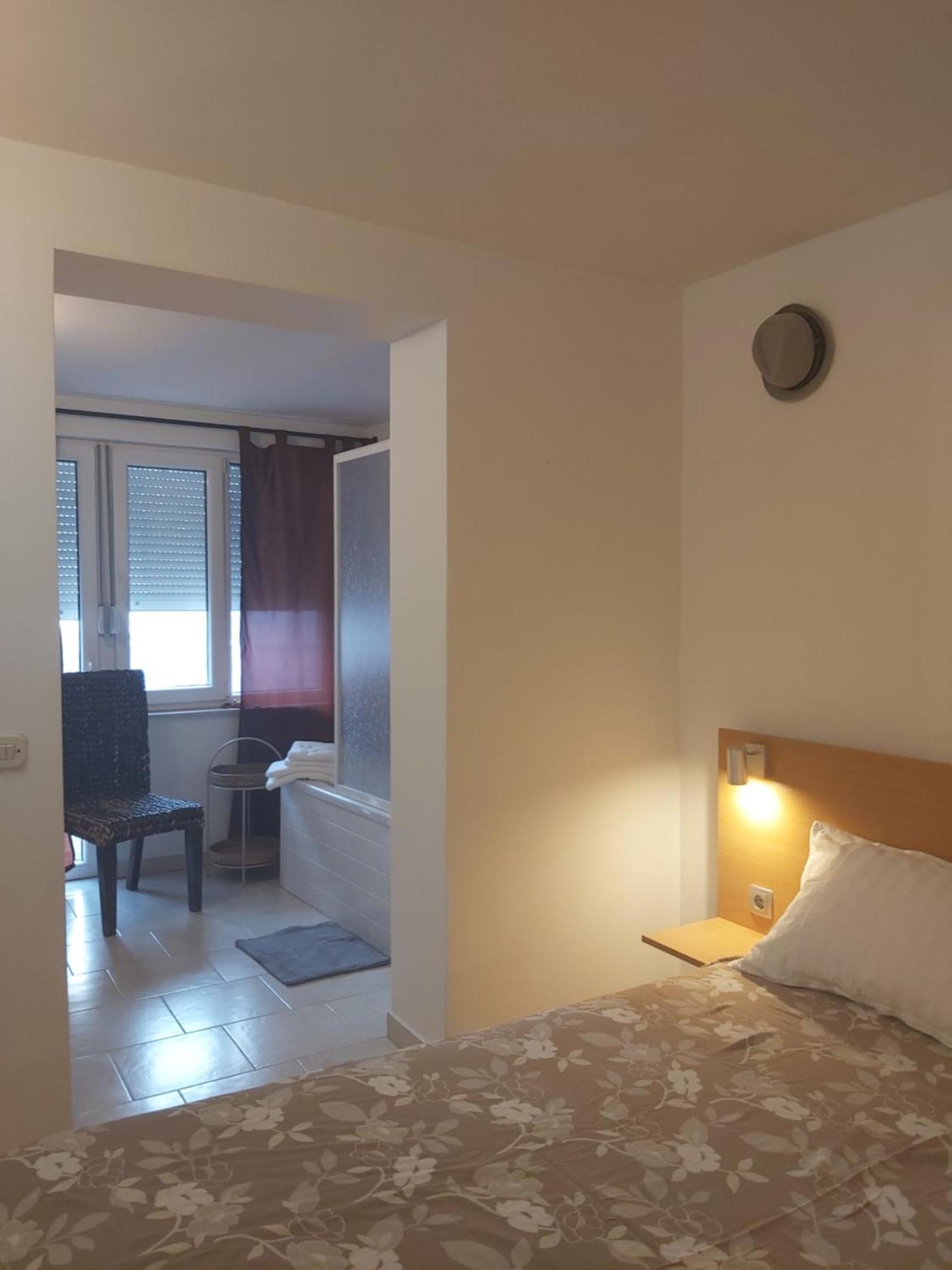 Apartman Luce With Shared Pool Zadar Eksteriør bilde